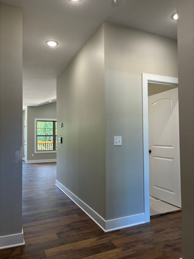 Building Photo - 102 Twin Lakes Dr