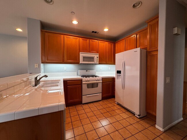 Building Photo - Murrieta 2 bedroom townhome with office fo...