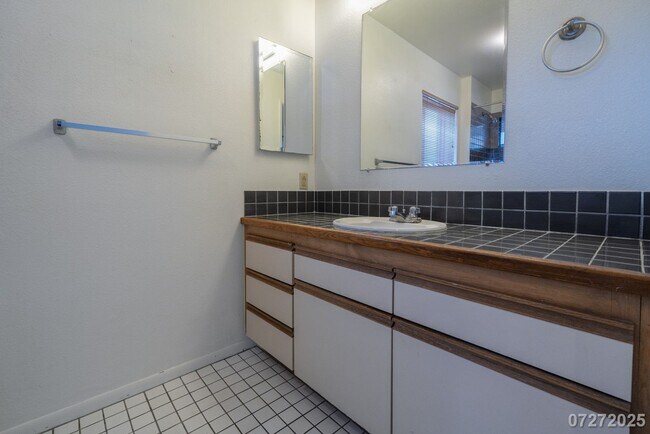 Building Photo - Beautiful and Large 3 bedroom 2.5 bath SFH...