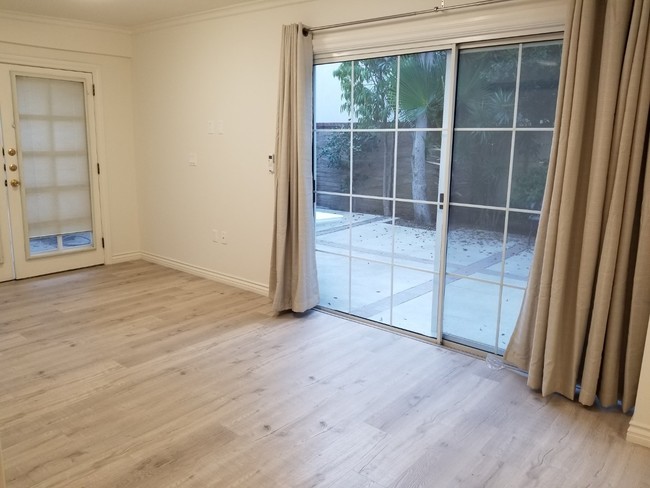 living room - looking into yard - 8933 Rosewood Ave