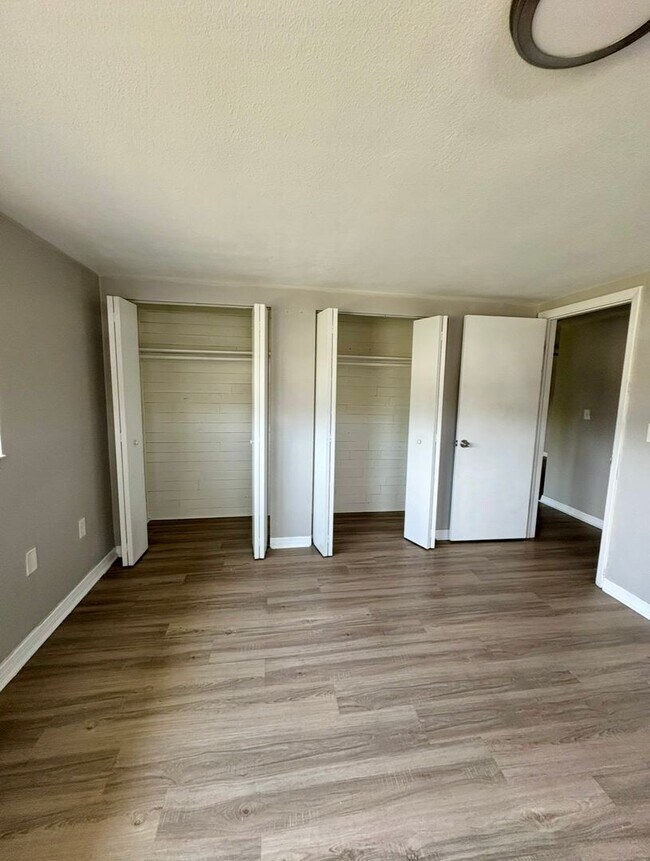 Building Photo - Lovely 3 Bed 2.5 Bath w/ Den and 2 Car Garage