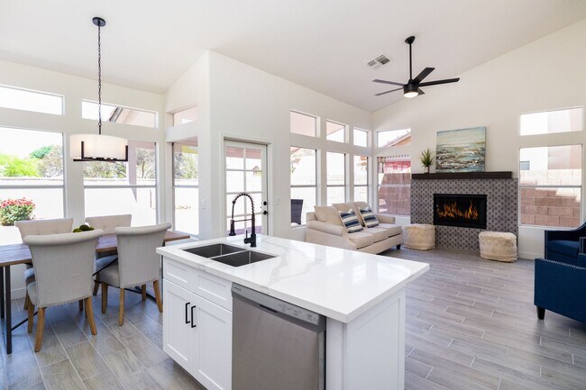 Building Photo - Beautiful updated 4 bedroom plus, 2 bath home in Chandler