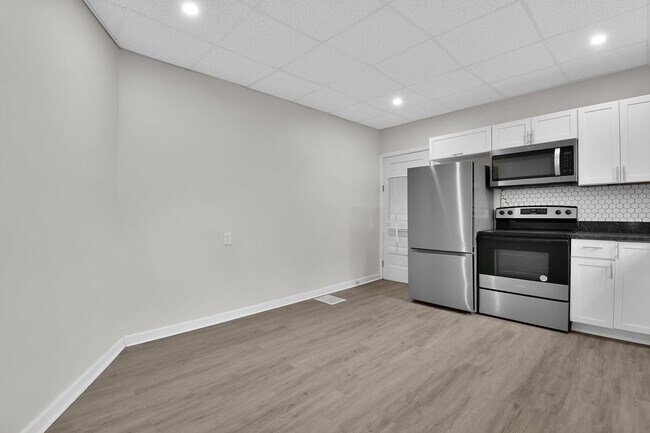 Building Photo - Large Single Family Rental - Available Now