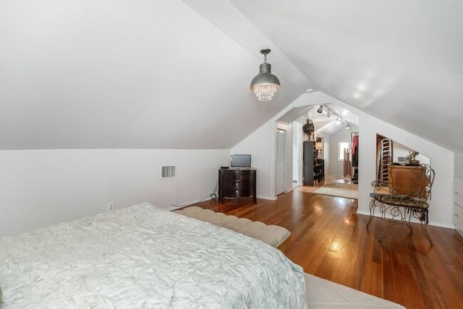Building Photo - Fantastic West Plaza Bungalow