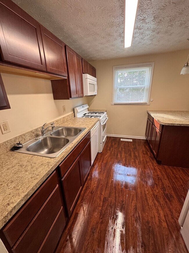 Building Photo - 3 Bedroom House