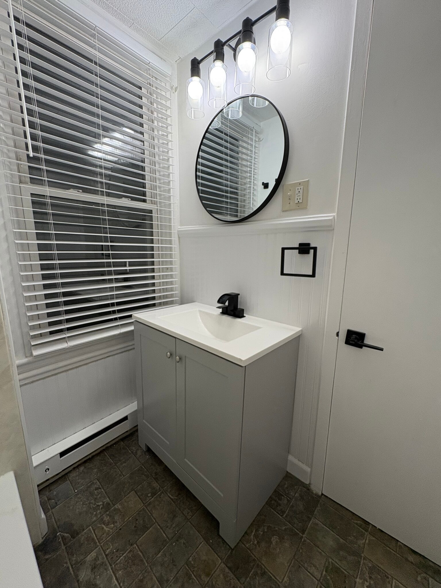 Building Photo - 2030 Hanover Ave