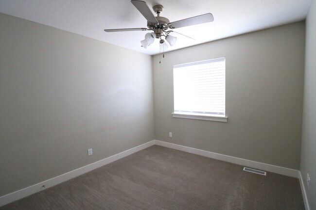 Building Photo - Beautiful 4 bed 3.5 bath townhome in Aspen...