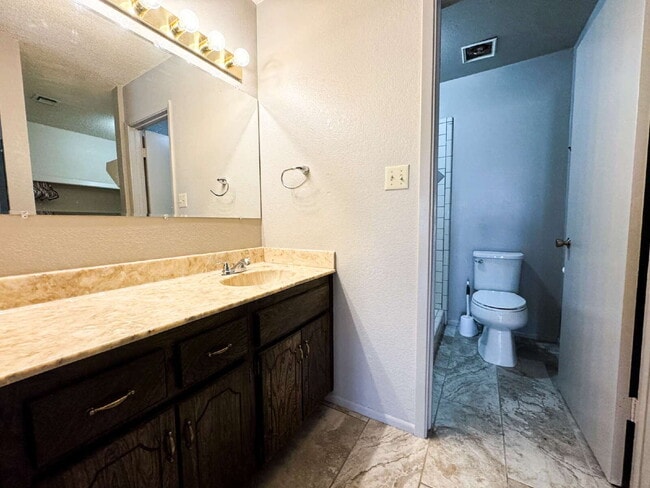 Building Photo - "Charming 3-Bed Oasis with 2 Baths and 170...