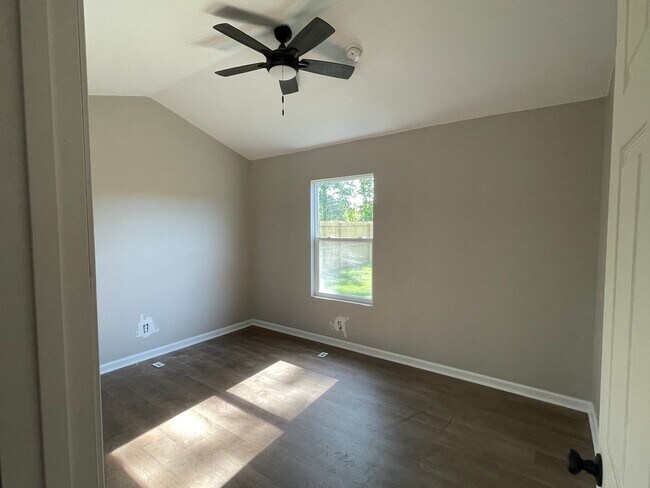 Building Photo - 2304 Loop Acres Rd