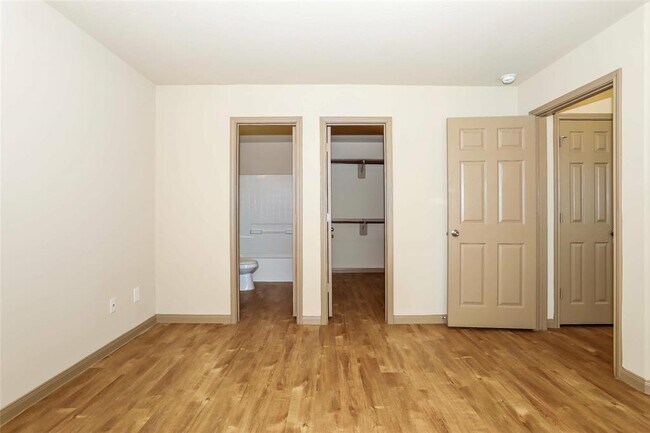 Building Photo - 5843 Kyle Cove Dr