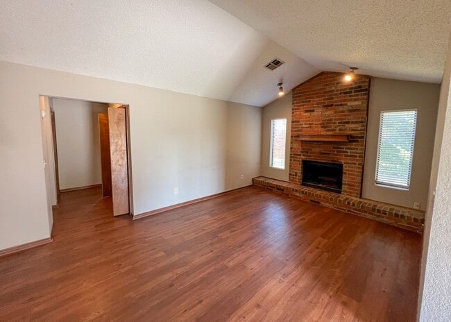 Building Photo - Sweet Duplex in Edmond!