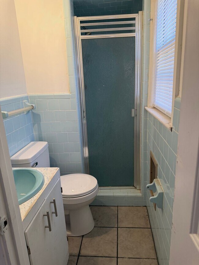 Building Photo - 913 S Kates Ln