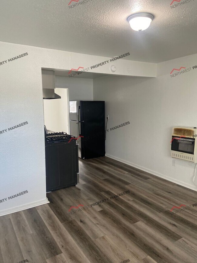 Building Photo - R72B