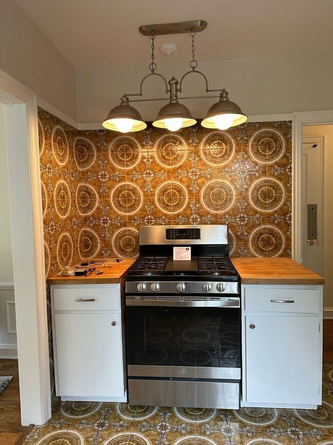 Building Photo - 2227 E Woodstock Pl