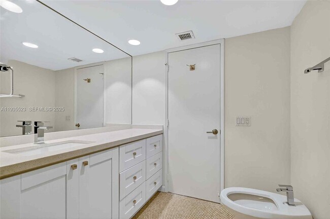 Building Photo - 520 Brickell Key Dr