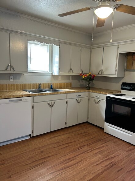 Kitchen with stove, dishwasher and disposal - 505 E Pine St