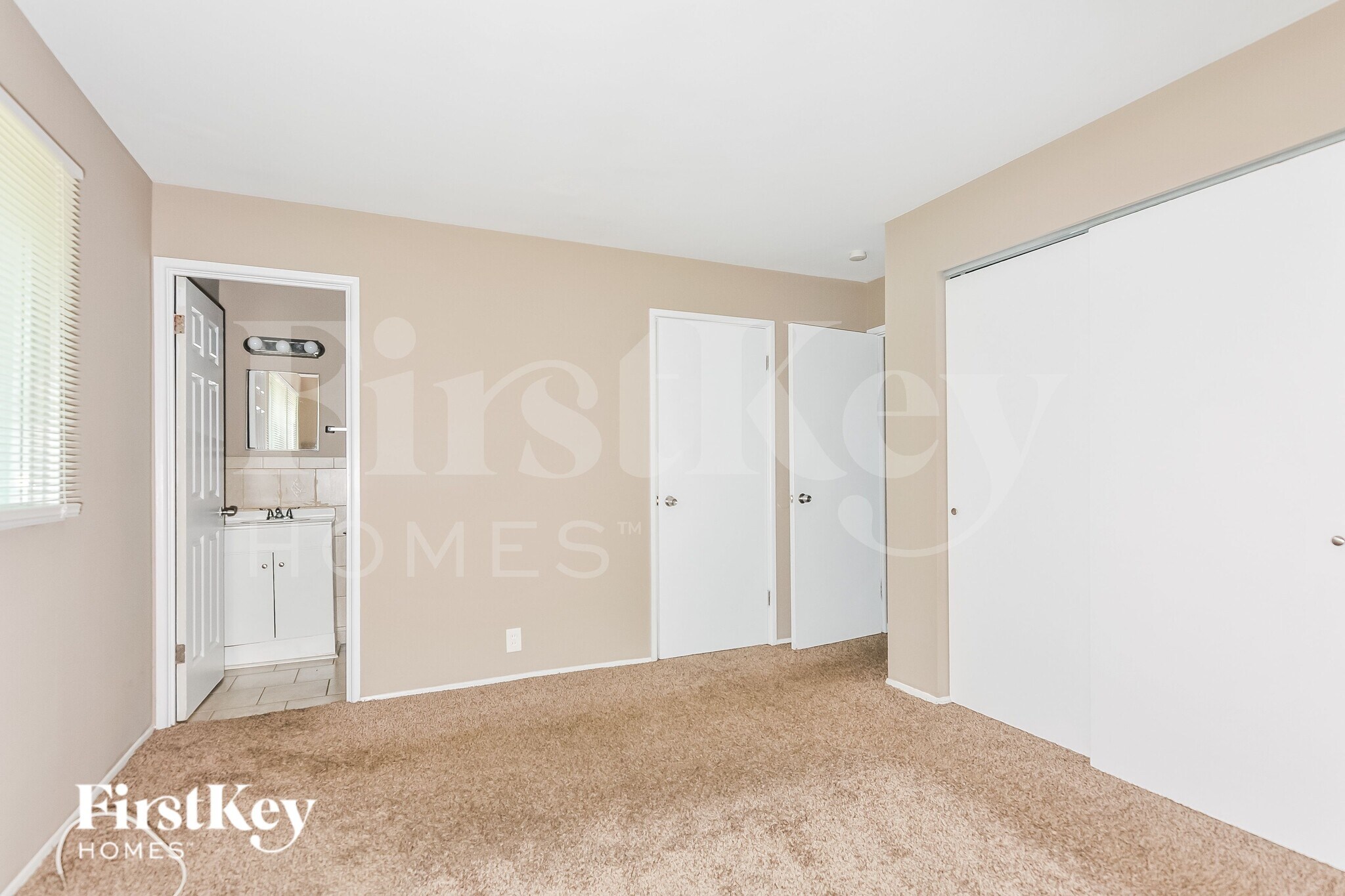 Building Photo - 2415 Greenbriar Dr