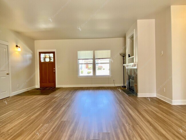 Building Photo - Charming Updated Home in Bend’s Old Farm D...