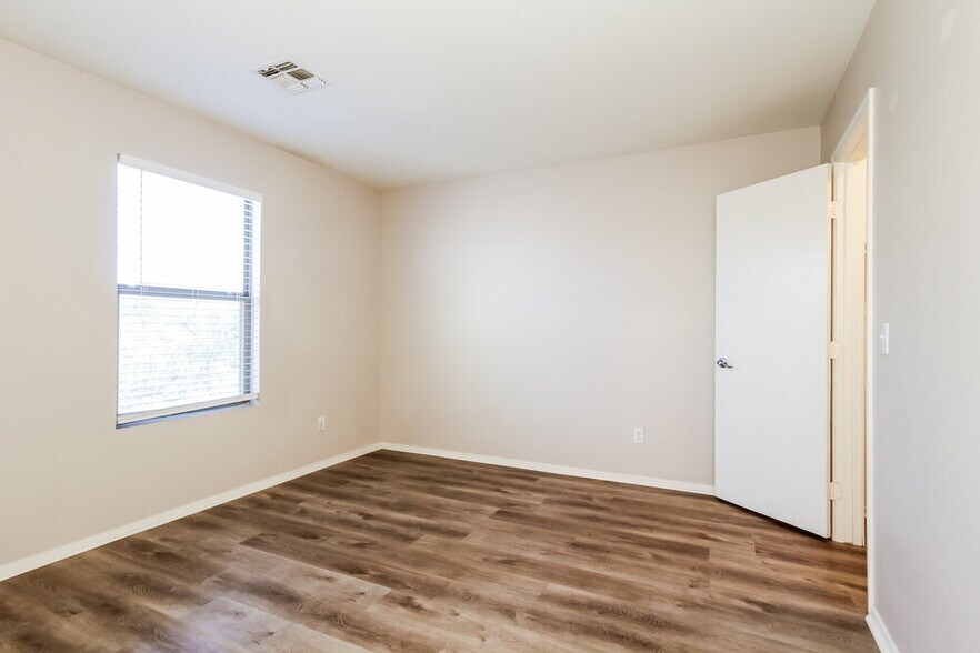 Building Photo - 4614 N 92nd Ln