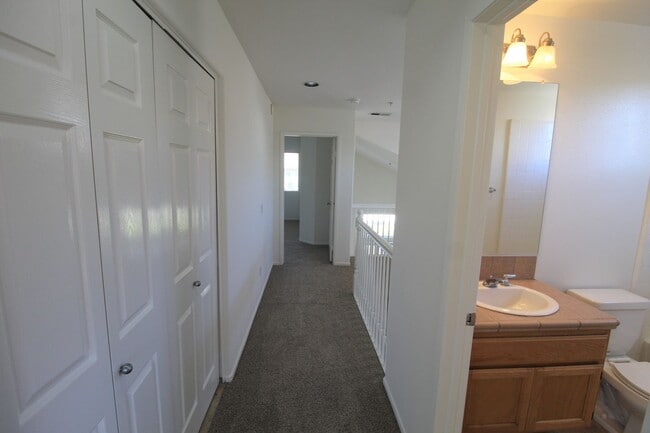 Building Photo - Large Ventura Home with Community Pool