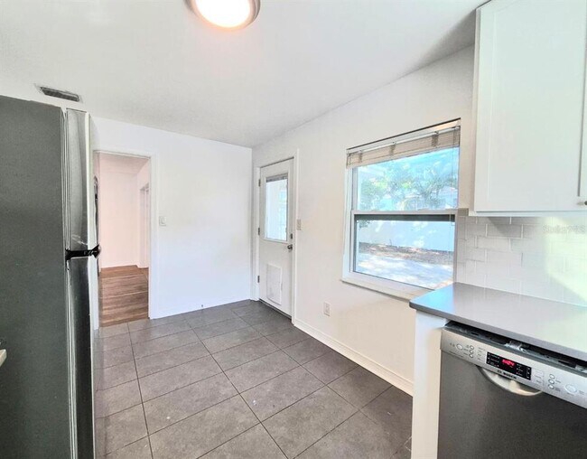 Building Photo - 2617 W Watrous Ave