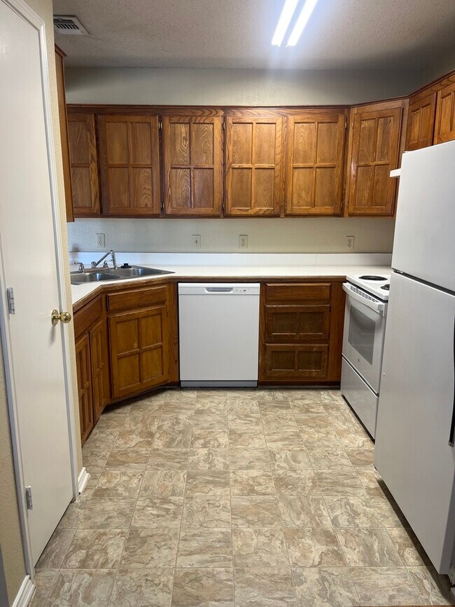 Building Photo - 2nd floor apartment water included! walkin...