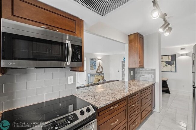 Building Photo - 2841 N Ocean Blvd
