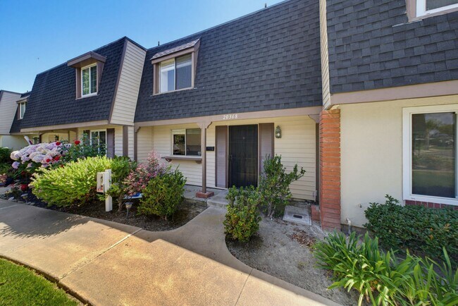Building Photo - Charming 2-Bedroom Townhouse for Rent in Huntington Beach!