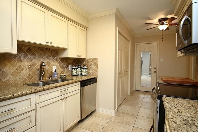 Building Photo - 5228 Woodlawn Pl