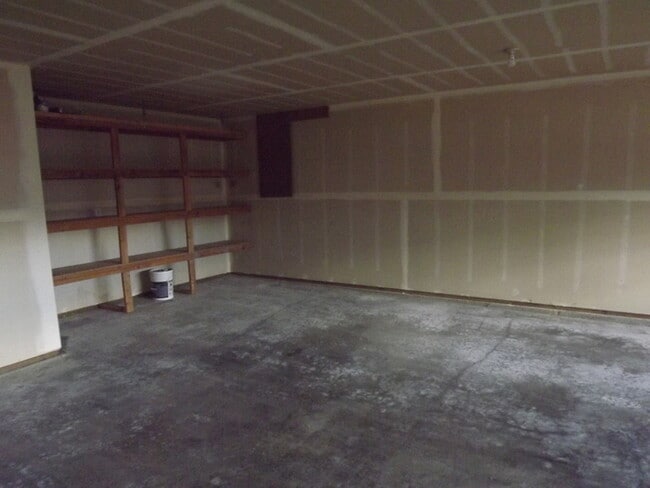 Building Photo - Wonderful Split-Level 3 bedroom 2 bath hom...