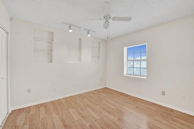 Building Photo - 3 BR / 3 BA + Patio + Parking AVAIL 8/1