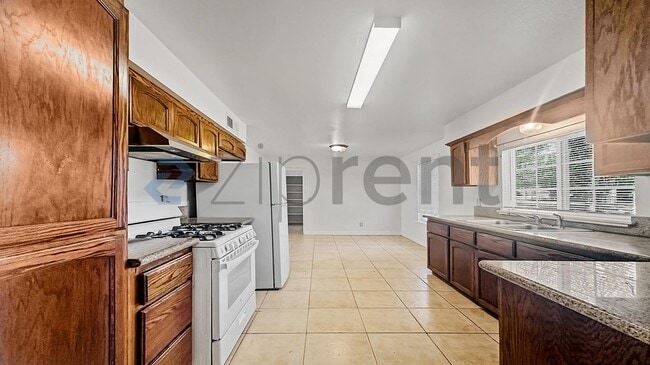 Building Photo - 4109 N Cornelia Ave