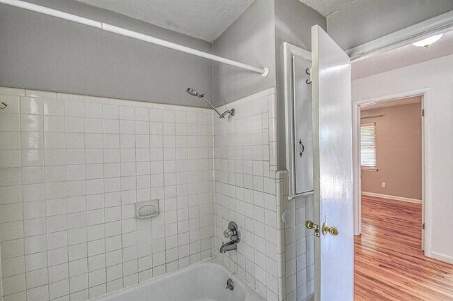 Building Photo - 1428 Lindale Ave