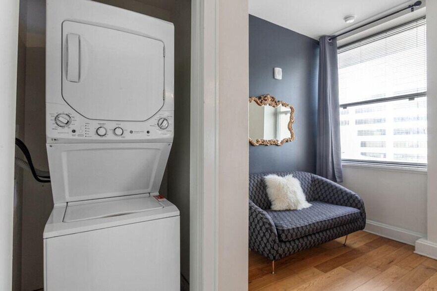 Building Photo - 925 Common St