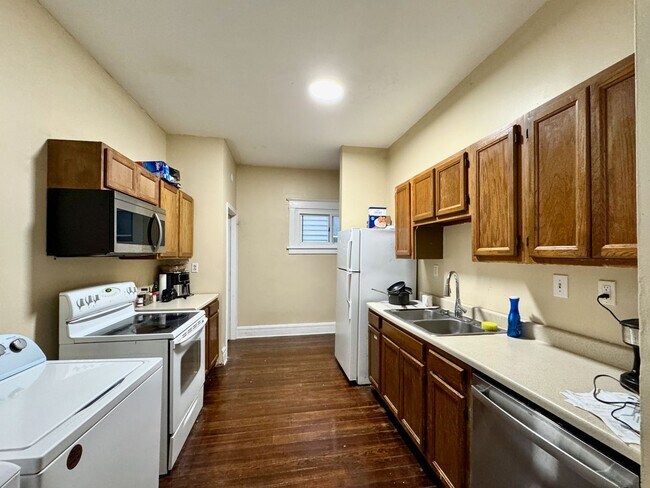Building Photo - 4 Bed/2 bath UC Rental On Victor + Parking...