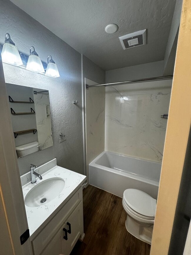 Building Photo - NICE DOWNSTAIRS UNIT WITH 2 BED 1 BATH IN GREAT LOCATION IN AUBUN!