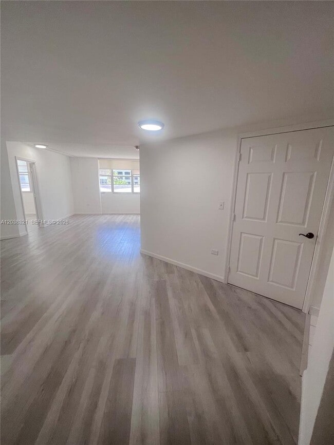 Building Photo - 801 Brickell Bay Dr