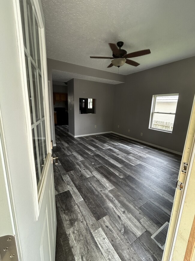 Building Photo - 1030 W 17th St