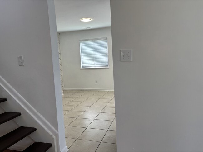 Building Photo - 1372 Riverside Dr