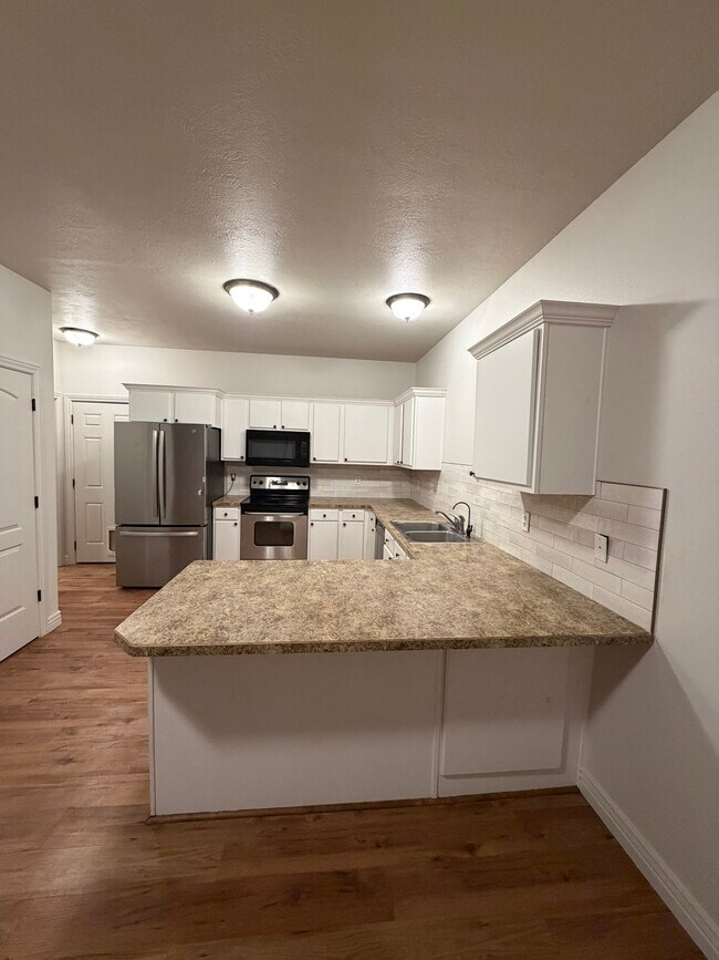 Building Photo - 565 Pioneer Rd