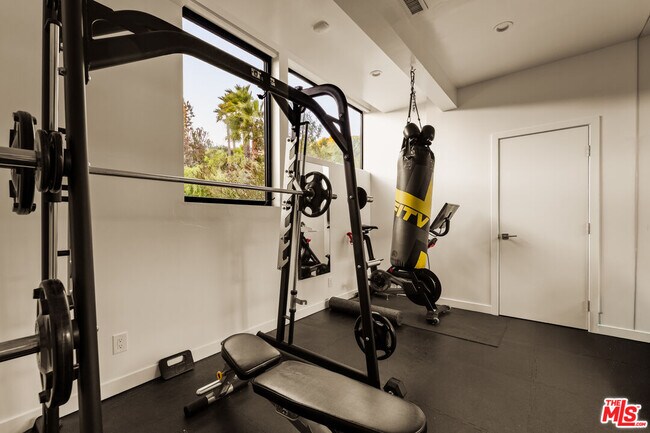 Building Photo - 1406 1/2 N Kenter Ave