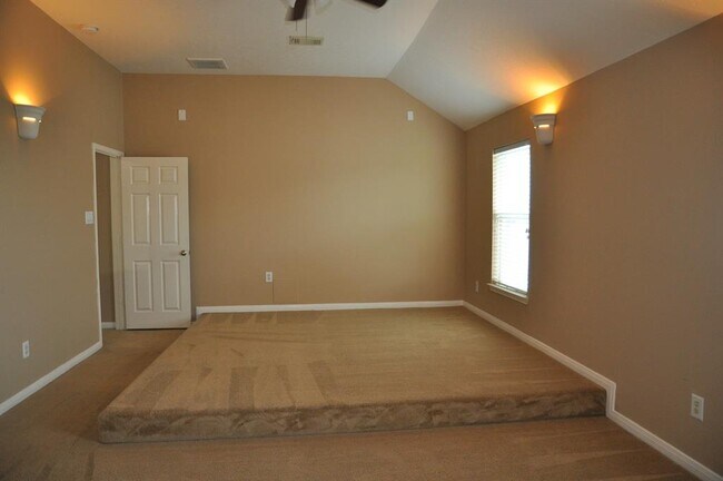 Building Photo - 2222 Drake Falls Dr
