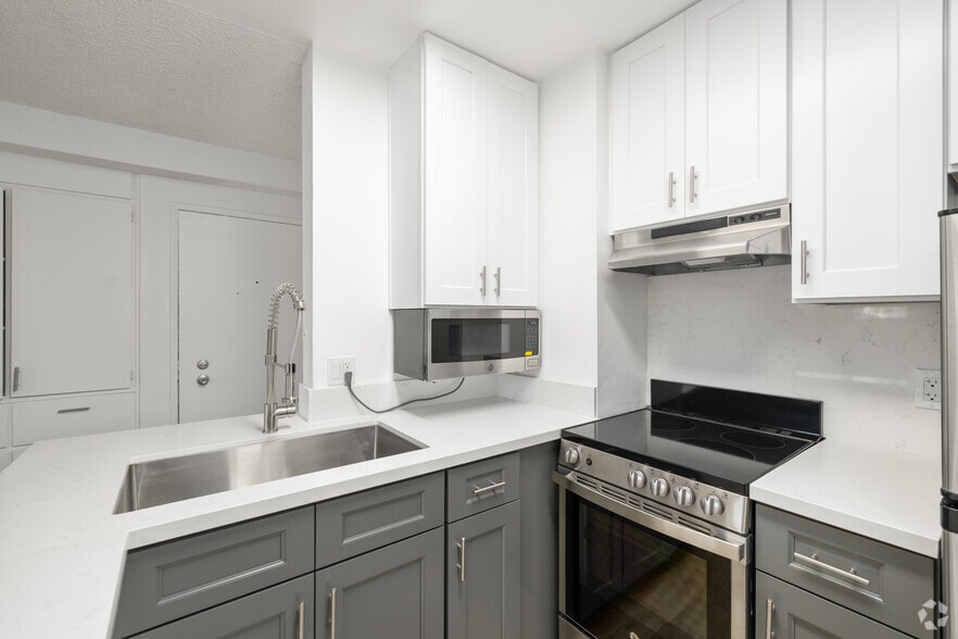 Studio - 600SF - Kitchen - Bay