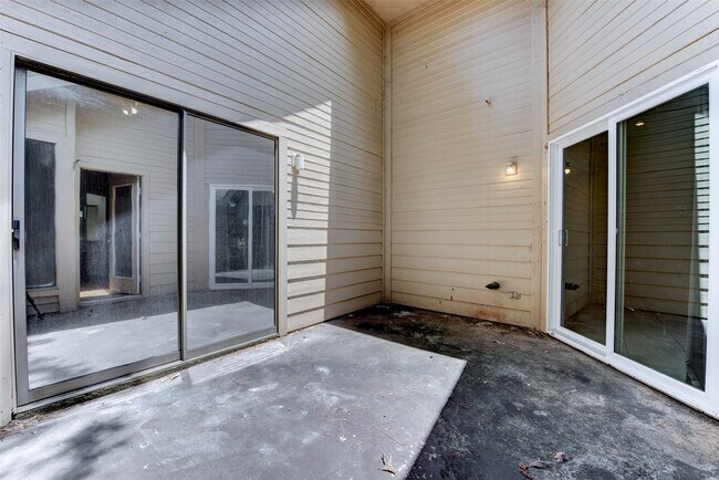 Building Photo - 1906 Woodhue Dr