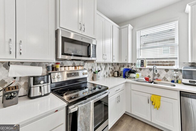 Building Photo - 5811 Calle Vis Dr