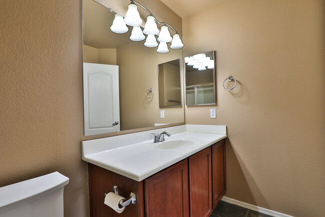 Building Photo - Tri Level, 2bd, 2.5ba condo