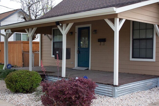 Building Photo - 208 Shaw St