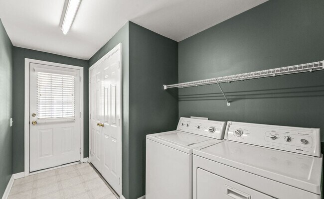 Building Photo - This Stunning Townhome in the Heart of Ballantyne