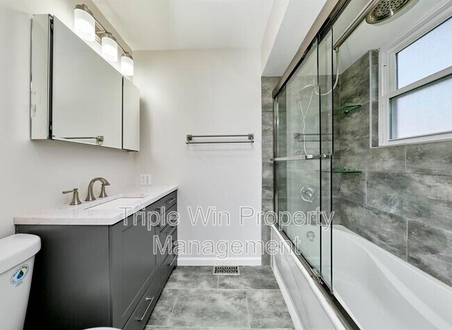 Building Photo - 803 Holiday Ave