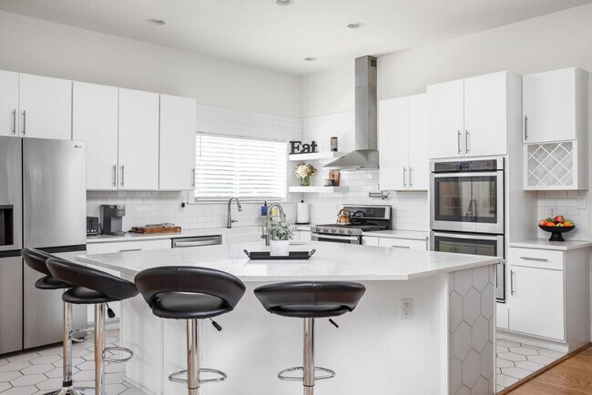 Building Photo - 1616 Pleasant St